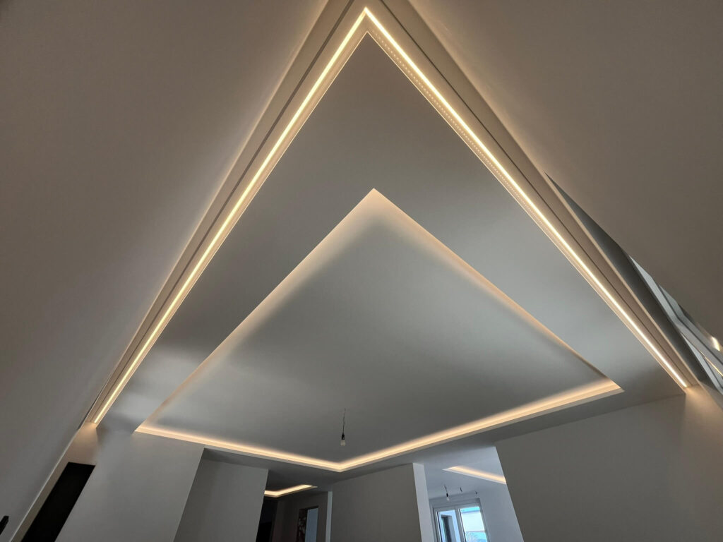 Decke mit versteckter Beleuchtung