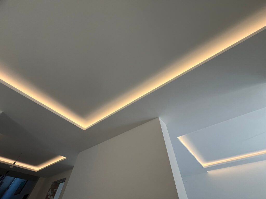 Decke mit versteckter Beleuchtung