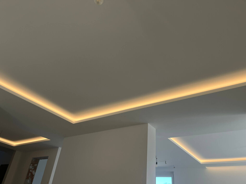 Decke mit versteckter Beleuchtung
