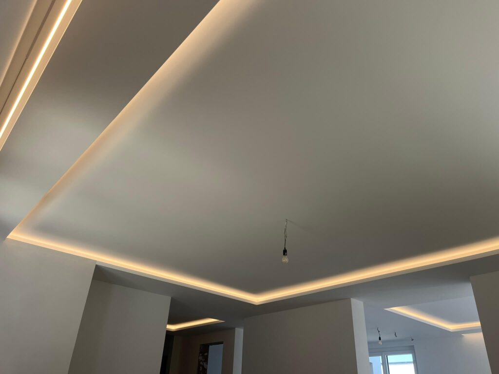 Decke mit versteckter Beleuchtung