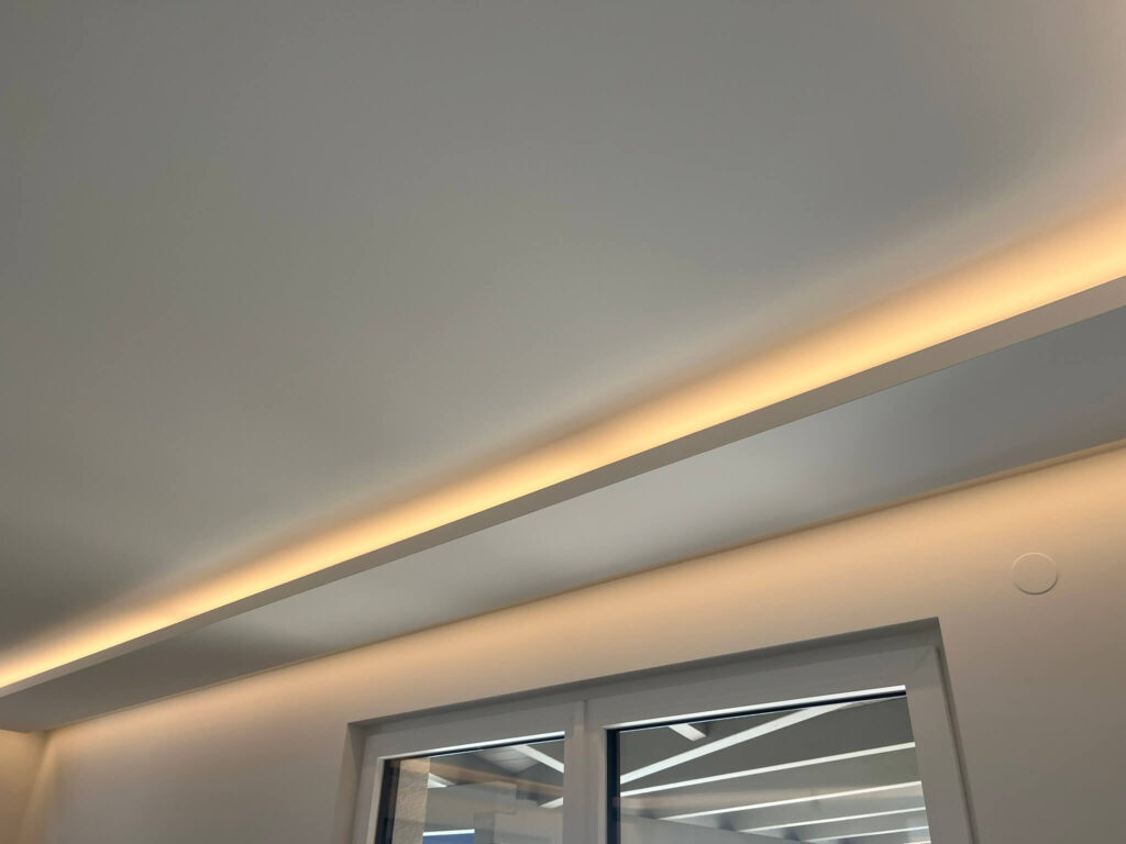 Decke mit versteckter Beleuchtung