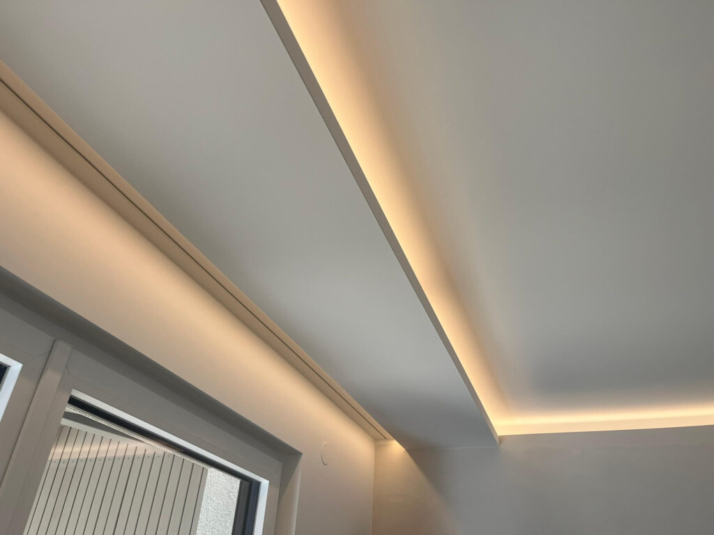Decke mit versteckter Beleuchtung