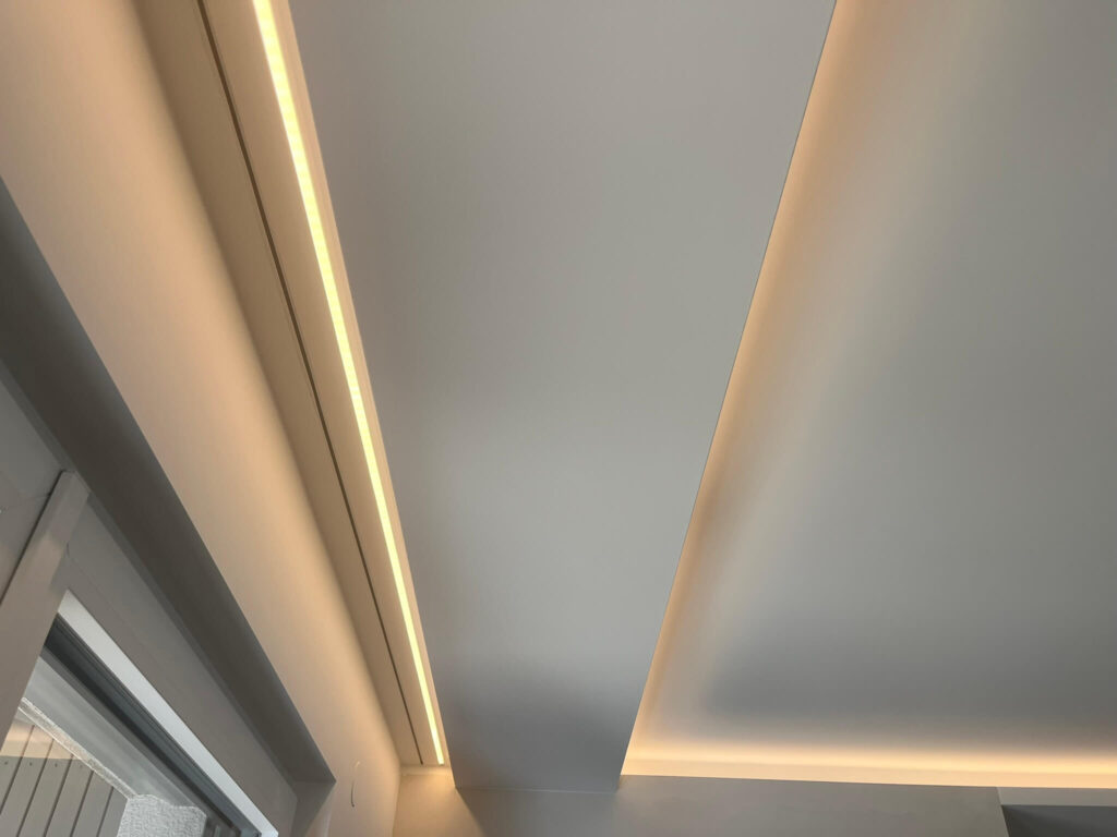 Decke mit versteckter Beleuchtung