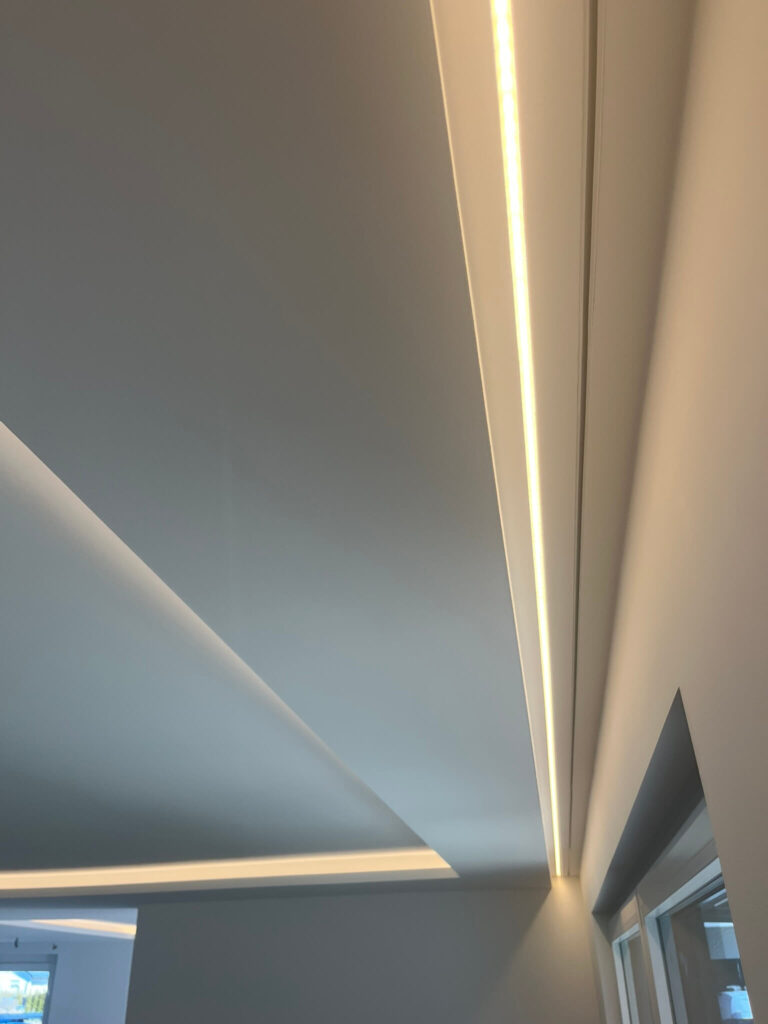 Decke mit versteckter Beleuchtung