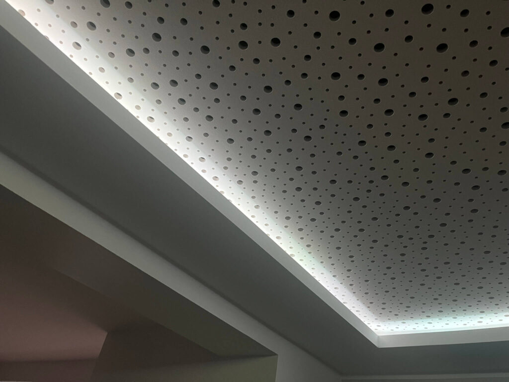 Decke mit versteckter Beleuchtung